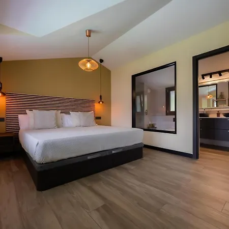 Будинок відпочинку House With Pool And Panoramic View Of