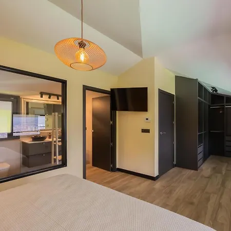 Будинок відпочинку House With Pool And Panoramic View Of