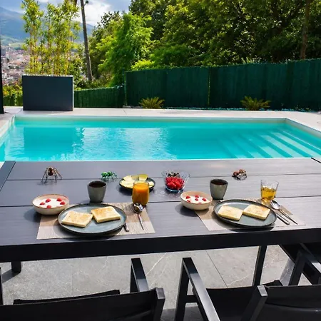 Chalet con piscina climatizada y vistas a Bilbao