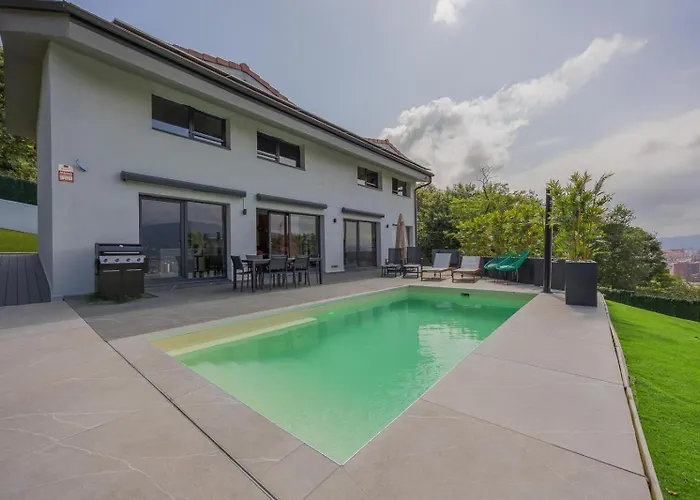 House With Pool And Panoramic View Of Hébergement de vacances Bilbao